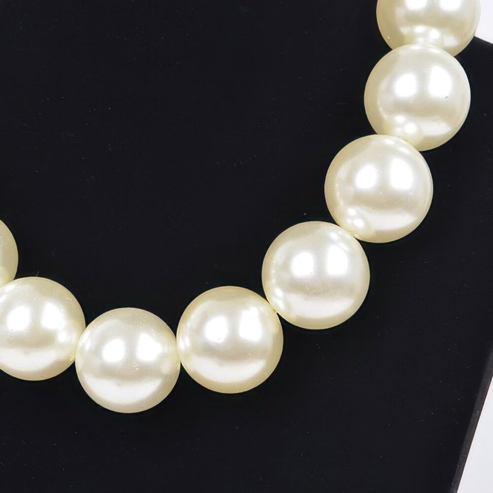 Big Round Pearl Necklace - Picture 2 of 3